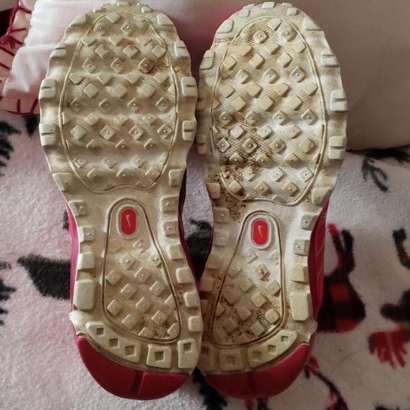 Nike pink air max tennis shoe - Picture 3 of 3